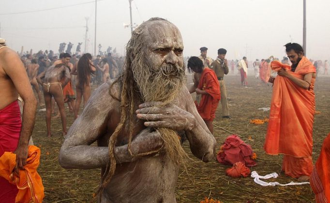 A Sadhu or a Hindu holy man applies ashes on his body after taking a dip during the first 'Shahi Snan' (grand bath) at the ongoing "Kumbh Mela", or Pitcher Festival, in the northern Indian city of Allahabad January 14, 2013. Upwards of a million elated Hindu holy men and pilgrims took a bracing plunge in India's sacred Ganges river to wash away lifetimes of sins on Monday, in a raucous start to an ever-growing religious gathering that is already the world's largest. REUTERS/Jitendra Prakash (INDIA - Tags: RELIGION SOCIETY) Published: Led. 14, 2013, 12:11 odp.