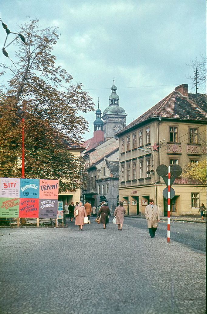 Kanovnická ulice se známým domem U ještěra. Říjen 1964.