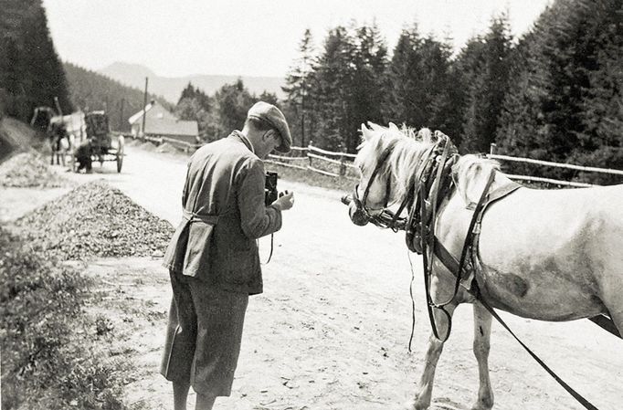 Unikátní fotografie ze života světoznámého spisovatele Karla Čapka, od jehož narození letos uplynulo 130 let.