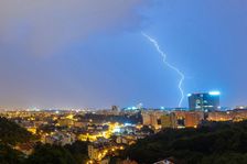 Velmi silné bouřky s nárazovým větrem zasáhnou celé Čechy, varují meteorologové