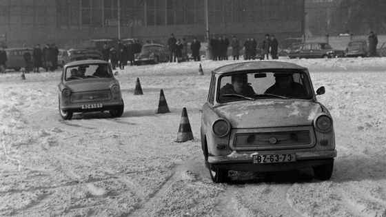 Symbol socialistické šedi i bezstarostného žití. Trabant opěvovali, pak ho spálili