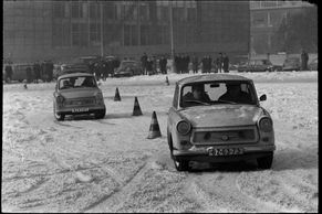 Symbol socialistické šedi i bezstarostného žití. Trabant opěvovali, pak ho spálili