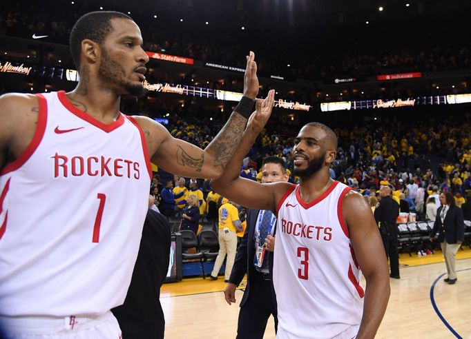 Houston Rockets (Trevor Ariza a Chris Paul) se radují z vítězství v play off 2018