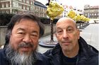 Aj Wej-wej udělal ze svých soch v Praze uprchlíky, obalil je do záchranářských fólií
