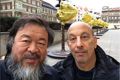 Aj Wej-wej udělal ze svých soch v Praze uprchlíky, obalil je do záchranářských fólií