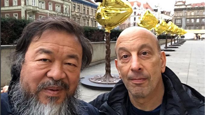 Aj Wej Wej (vlevo) obalil svou výstavu Zodiac před veletržním palácem do fólií, které dostávají uprchlíci.