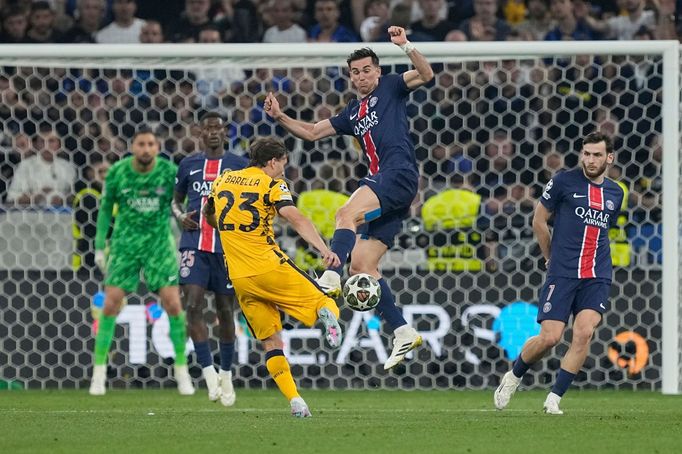 Střela Nicoly Barelly branku Pařížanů neohrozila