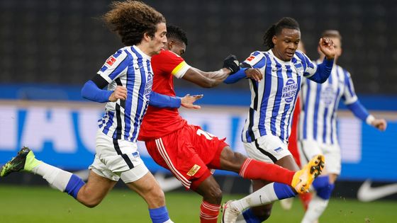 Taiwo Awoniyi z 1. FC Union Berlin (v červeném) dává gól v derby s Herthou