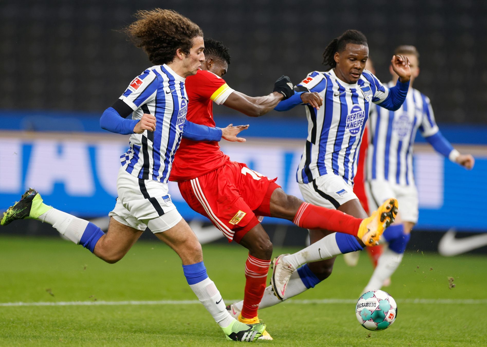 Taiwo Awoniyi z 1. FC Union Berlin (v červeném) dává gól v derby s Herthou