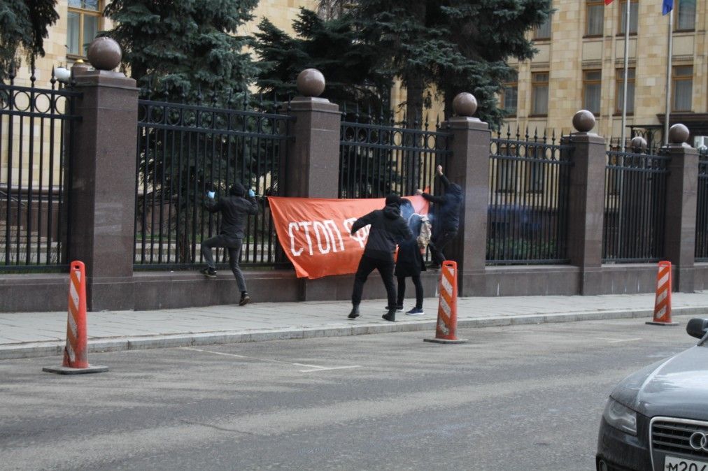 Skupina ruských nacbolů u českého velvyslanectví v Moskvě.