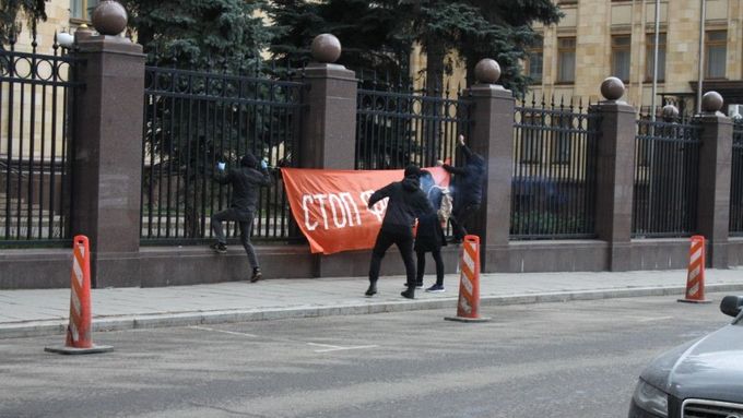 Skupina ruských nacbolů u českého velvyslanectví v Moskvě.