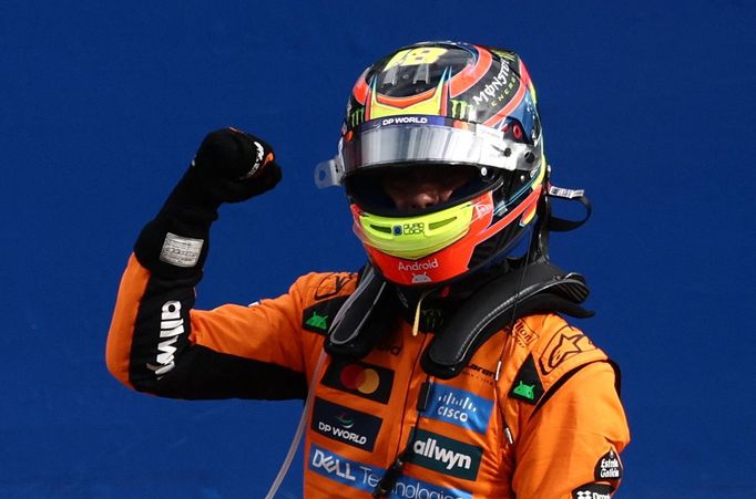 Oscar Piastri z McLarenu slaví triumf ve VC Nizozemska F1 2025.