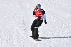 Stříbro s leskem zlata! Snowboardcrossařka Samková poprvé vyhrála Světový pohár