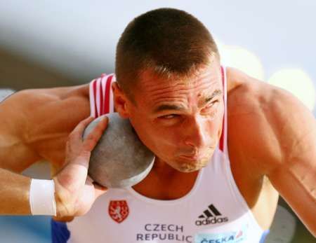 Roman Šebrle vrhá koulí
