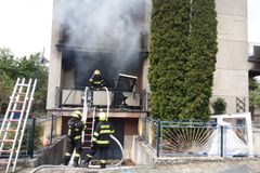 Senior v Lipníku zapálil dům a ujel, jeho vnuka zachránili kominíci