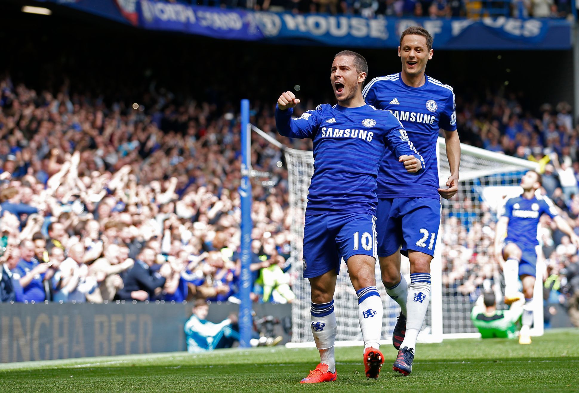 Eden Hazard slaví branku, která Chelsea zajistila titul