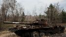 Zničený ruský tank blízko frontové linie u města Kreminna na severovýchodě Ukrajiny.