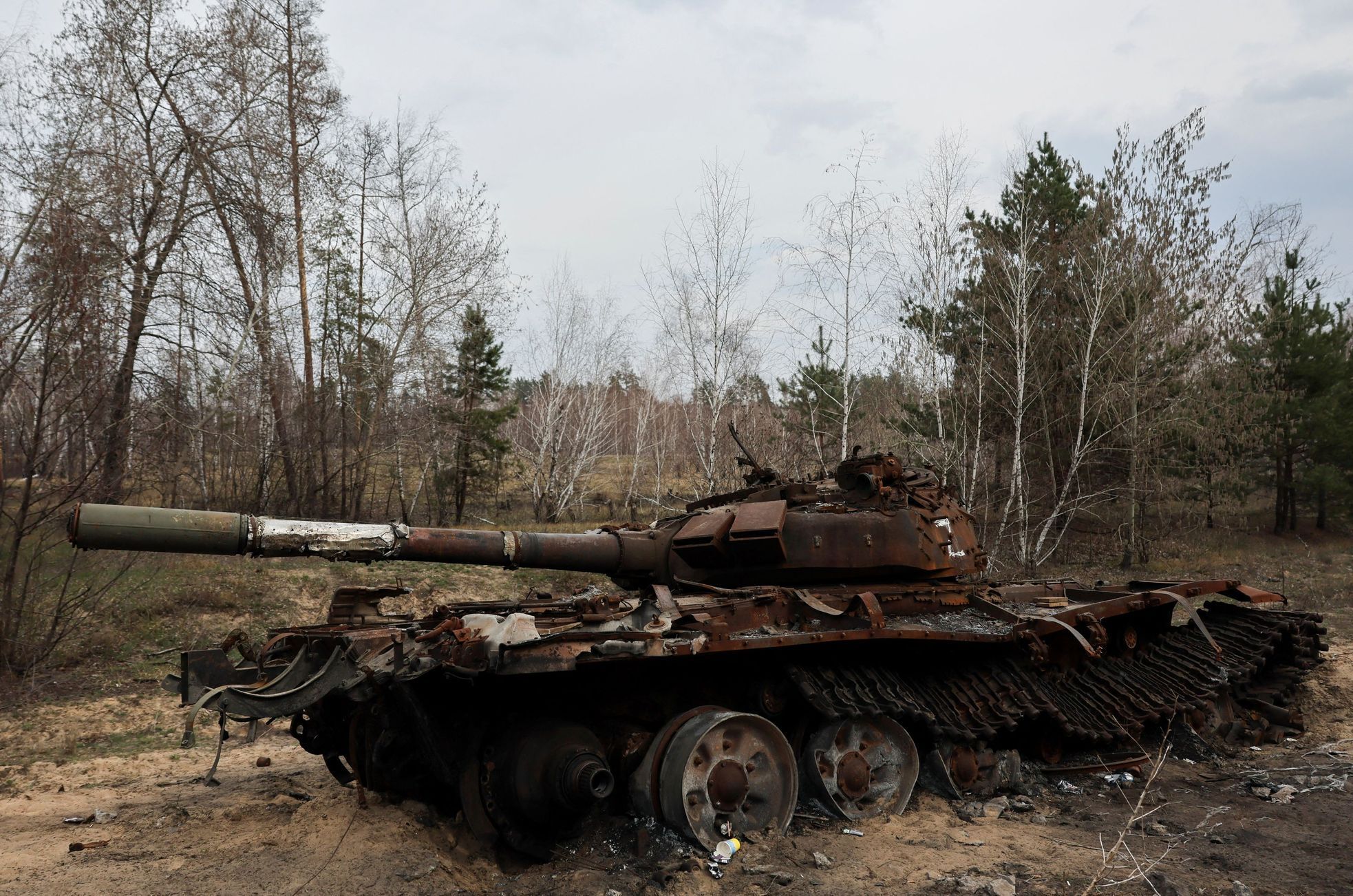 Zničený ruský tank blízko frontové linie u města Kreminna na severovýchodě Ukrajiny.