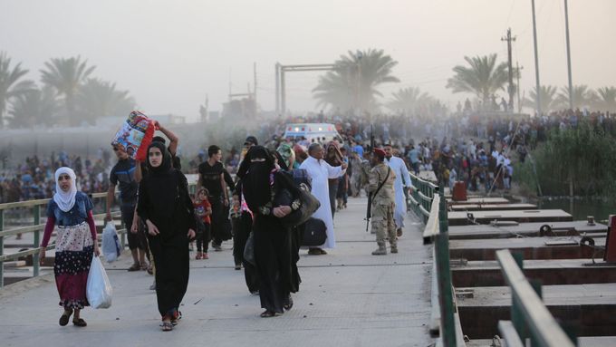 Obyvatelé iráckého Ramádí opouštějí město před útokem islamistů.