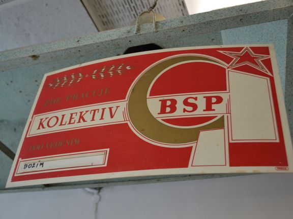 V interiéru narazíte na nejednu perličku. Nad výdejním pultem je to třeba cedule, která informuje, že "Zde pracuje kolektiv BSP pod vedením božím".
