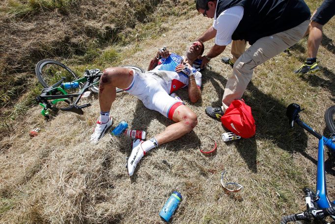 William Bonnet po pádu ve 3. etapě Tour de France.