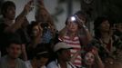 Tourists take photographs of a cloudy sky during a full solar eclipse in the northern Australian city of Cairns November 14, 2012. REUTERS/Tim Wimborne (AUSTRALIA - Tags: SOCIETY ENVIRONMENT) Published: Lis. 13, 2012, 10:14 odp.