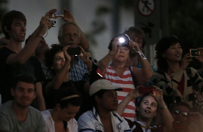 Tourists take photographs of a cloudy sky during a full solar eclipse in the northern Australian city of Cairns November 14, 2012. REUTERS/Tim Wimborne (AUSTRALIA - Tags: SOCIETY ENVIRONMENT) Published: Lis. 13, 2012, 10:14 odp.