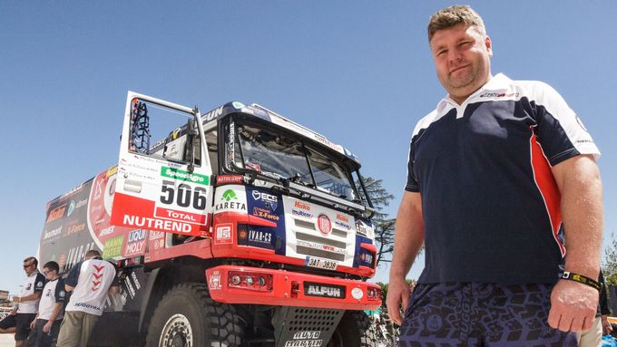 Dnes v Buenos Aires startuje 36. ročník Rallye Dakar, která se už posedmé koná místo Afriky v Jižní Americe. Podívejte se na česká želízka v ohni i hlavní favority náročné 9000 km dlouhé soutěže.