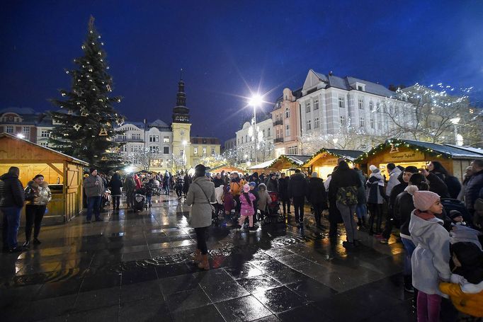 Pohled na vánoční strom centru Ostravy na Masarykově náměstí , 25. listopad 2023.