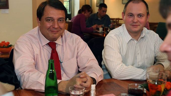 Jiří Paroubek a Michal Hašek při sledování výsledků voleb v Lidovém domě