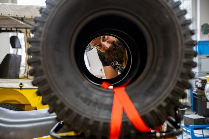 Cestovatel Dan Přibáň vyráží na další cestu po světě. I tentokrát se rozhodl, že si cestu neulehčí, po žlutém trabantu zasedl za volant žluté žáby, Luazu 967.