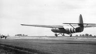 Airspeed Horsa, britský kluzák vlečený dvoumotorovým albemarlem.