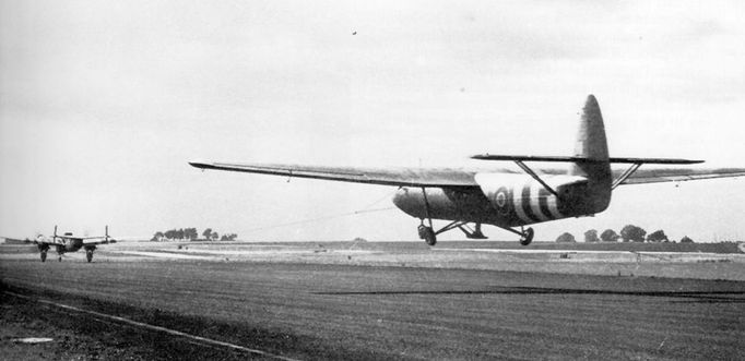 Airspeed Horsa, britský kluzák  vlečený dvoumotorovým Albemarlem