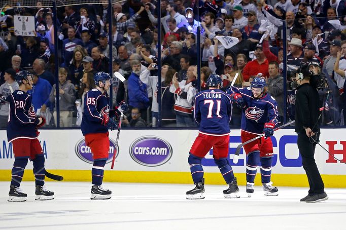 Matt Duchene, Nick Foligno a Artěmij Panarin slaví na domácí půdě výhru proti Bostonu.