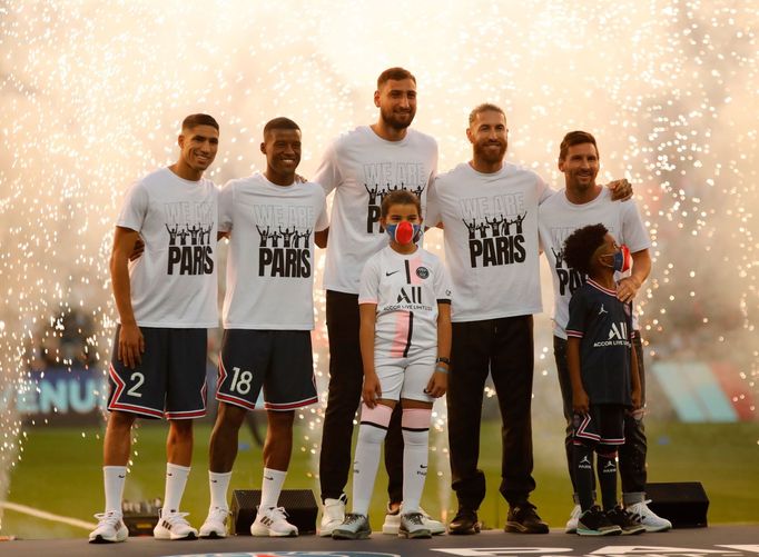 Soccer Football - Ligue 1 - Paris St Germain v RC Strasbourg - Parc des Princes, Paris, France - August 14, 2021  Paris St Germain's Achraf Hakimi ,  Georginio Wijnaldum