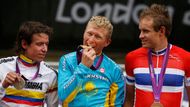 Vinokurova při tom kontrolovali stříbrný Kolumbijec Rigoberto Uran a bronzový Nor Alexander Kristoff.