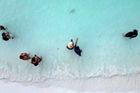 Napínavé koupání. Na nejznámější thajské pláži se lidé brouzdají v moři vedle žraloků