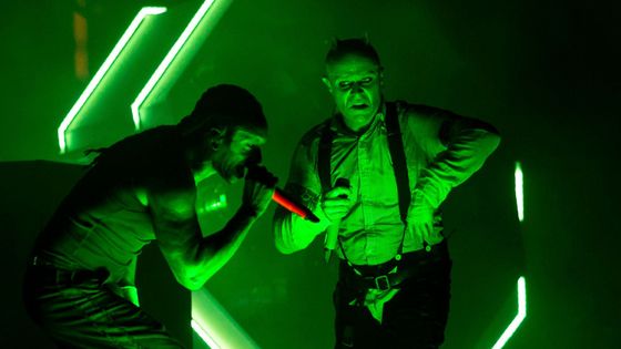 Na snímku z koncertu The Prodigy na festivalu Rock for People jsou zpěváci Maxim a Keith Flint.