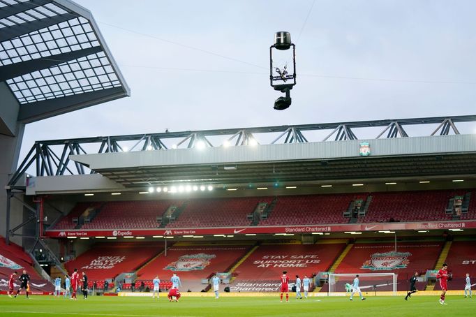 Pavoučí kamera při letošním utkání anglické fotbalové ligy Liverpool - Manchester City