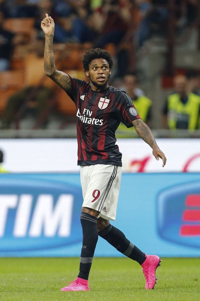 Luiz Adriano z AC MIlán slaví gól v síti Empoli.