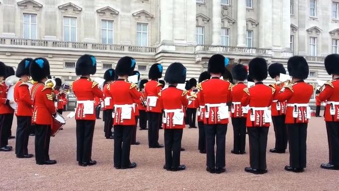 Londýnská královská garda během střídání stráže u Buckinghamského paláce