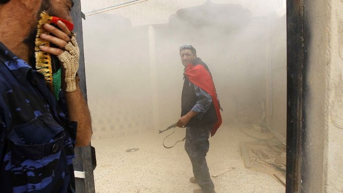 Tripolisem ve středu ráno otřásly výbuchy a střelba. (Ilustrační foto)