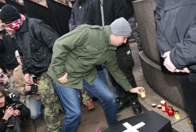 Lidé přinesli k symbolické rakvi i svíčky.