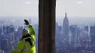 The Empire State Building stands behind a worker as they clean the windows of the 100th floor observation deck in One World Trade Center before a press conference in New York, April 2, 2013. Port Authority officials unveiled Tuesday the stunning view from the top of One World Trade Center, a 360-degree eagle�s eye panorama that will instantly become one of the city�s premiere tourist attractions when it is completed in 2015. REUTERS/Lucas Jackson (UNITED STATES - Tags: CITYSPACE BUSINESS CONSTRUCTION) Published: Dub. 2, 2013, 4:37 odp.