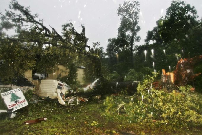 An auto repair building is damaged as a large tree, brought down by the force of Tropical Storm Debby in Medart, Florida, June 25, 2012. Tropical Storm Debby dumped heavy rain over parts of Florida on Monday as it idled in the northern Gulf of Mexico, threatening to bring flooding and tornadoes. REUTERS/Phil Sears (UNITED STATES - Tags: ENVIRONMENT TPX IMAGES OF THE DAY) Published: Čer. 25, 2012, 9:36 odp.