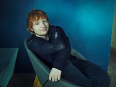 Na novince působí Ed Sheeran jako člověk stržený proudem povinností.