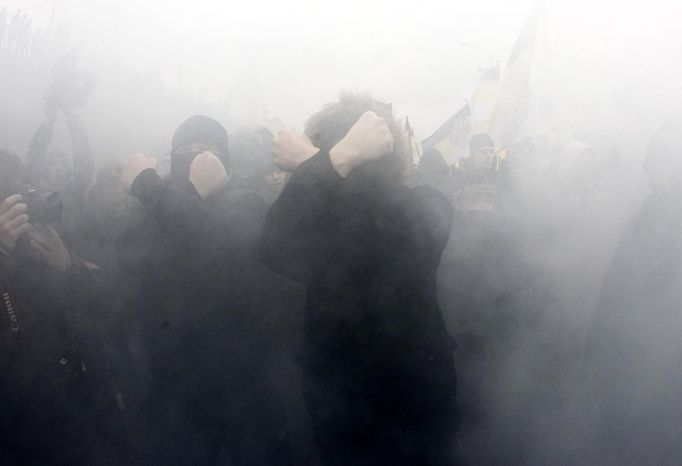 Russian nationalists cover their faces as they walk in a smog during a "Russian March" demonstration on National Unity Day in Moscow November 4, 2012. Russia marks the National Unity Day on November 4 when it celebrates the defeat of Polish invaders in 1612. REUTERS/Mikhail Voskresenskiy (RUSSIA - Tags: POLITICS CIVIL UNREST TPX IMAGES OF THE DAY) Published: Lis. 4, 2012, 2:25 odp.