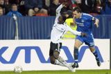 Fotbalista Rosenborgu Yssouf Kone padá po souboji s Johnem Terrym z Chelsea.