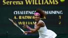 Americká tenistka Serena Williamsová ve finále Wimbledonu 2012 v utkání s Polkou Agnieszkou Radwaňskou.