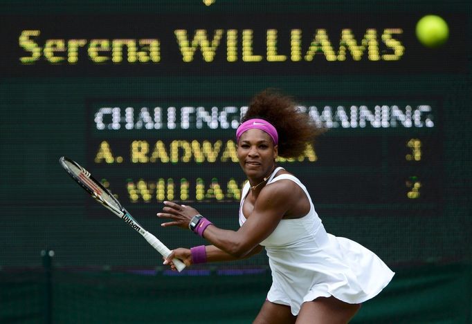 Americká tenistka Serena Williamsová ve finále Wimbledonu 2012 v utkání s Polkou Agnieszkou Radwaňskou.